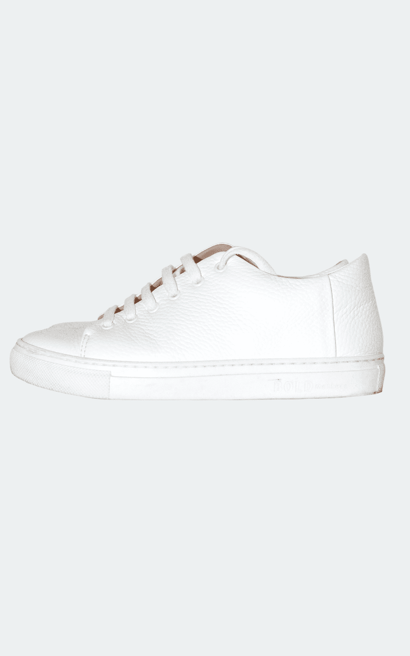 Weißer Ledersneaker von BOLD matters in Seitenansicht mit minimalistischem Design und geprägter Gummisohle.