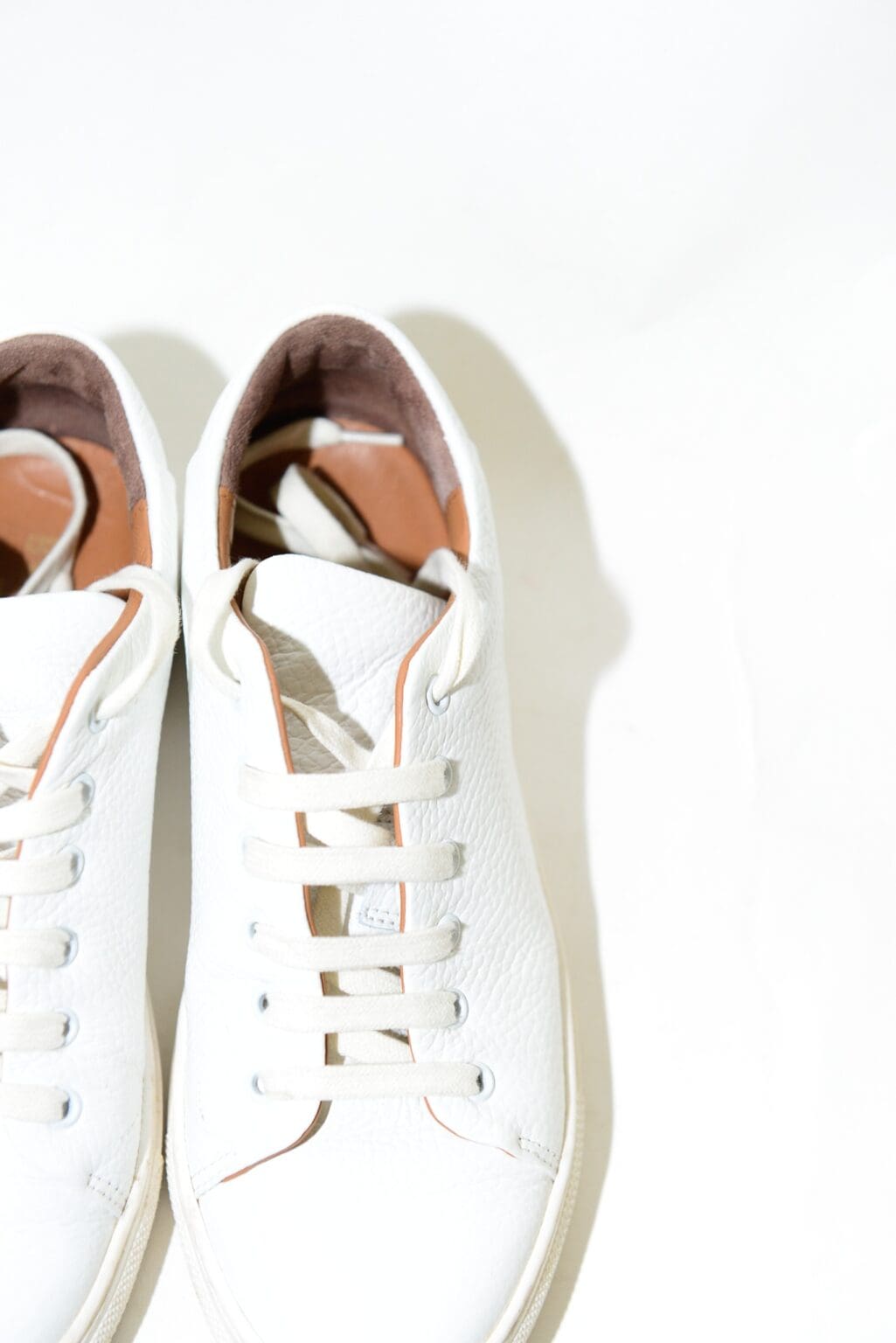 Weißer Ledersneaker von BOLD matters in Seitenansicht mit minimalistischem Design und geprägter Gummisohle.