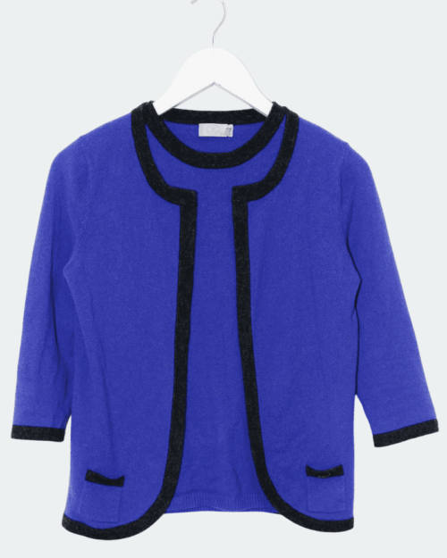 Blaues Kaschmir Twinset aus Top und Cardigan in sch&ouml;nem Blau, Secondhand auf B&uuml;gel vor hellem Hintergrund.