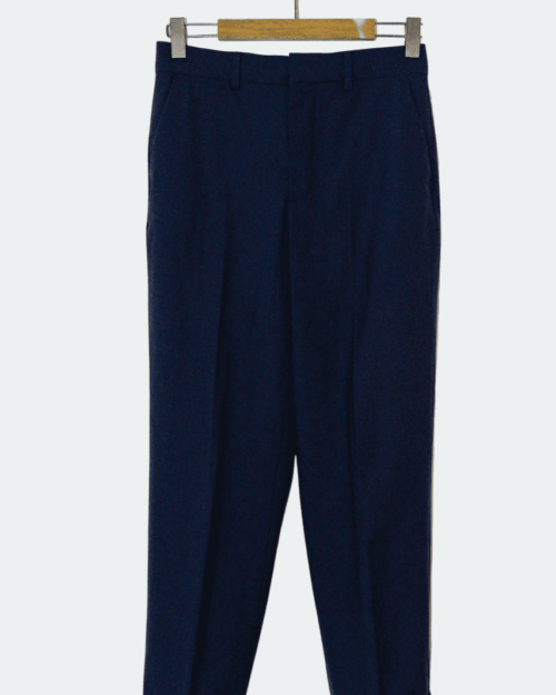 Die Anzughose Closed Auckley Hose &ndash; W26 in Dunkelmarineblau wird auf einem Kleiderb&uuml;gel aus Holz vor einem schlichten wei&szlig;en Hintergrund pr&auml;sentiert.