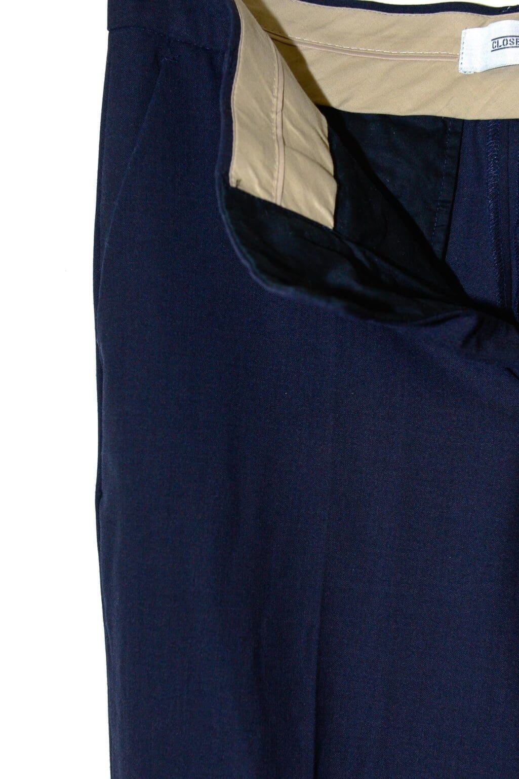 Nahaufnahme der dunkelblauen Anzughose CLOSED Auckley Hose &ndash; Gr&ouml;&szlig;e W26 mit ge&ouml;ffnetem Hosenschlitz, der den beigen Innenbund und das schwarze Futter freigibt.