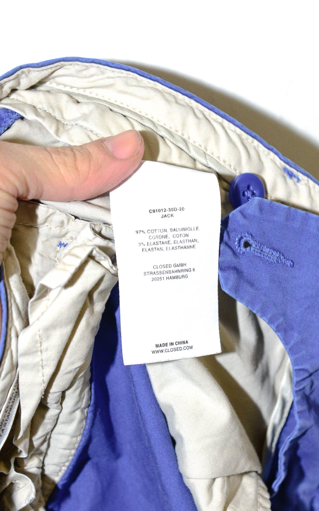 Vibrante Closed Chino Jack Hose in kr&auml;ftigem Blau. Ein stilvolles Secondhand Designerst&uuml;ck, das mit seinem modernen Schnitt und der frischen Farbe perfekt f&uuml;r legere, trendige Outfits geeignet ist.