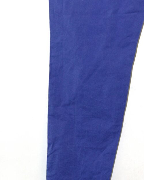 Vibrante Closed Chino Jack Hose in kr&auml;ftigem Blau. Ein stilvolles Secondhand Designerst&uuml;ck, das mit seinem modernen Schnitt und der frischen Farbe perfekt f&uuml;r legere, trendige Outfits geeignet ist.