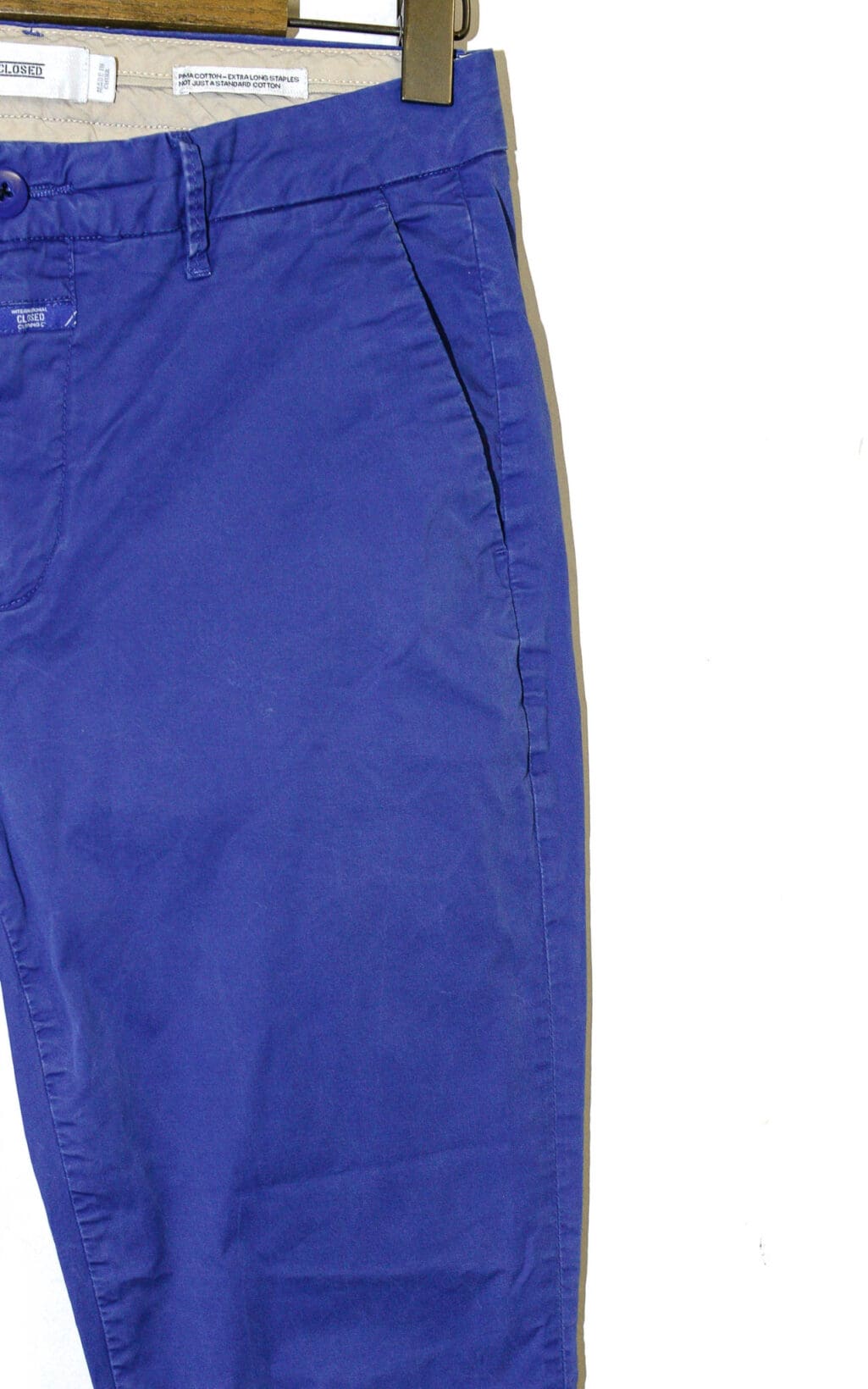 Vibrante Closed Chino Jack Hose in kr&auml;ftigem Blau. Ein stilvolles Secondhand Designerst&uuml;ck, das mit seinem modernen Schnitt und der frischen Farbe perfekt f&uuml;r legere, trendige Outfits geeignet ist.