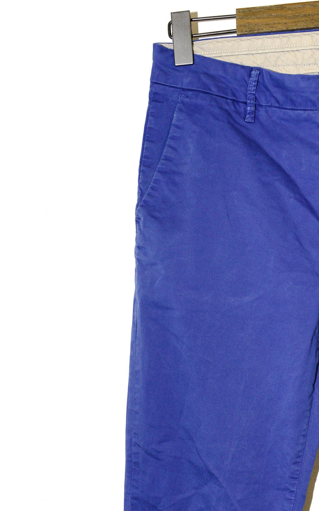 Vibrante Closed Chino Jack Hose in kr&auml;ftigem Blau. Ein stilvolles Secondhand Designerst&uuml;ck, das mit seinem modernen Schnitt und der frischen Farbe perfekt f&uuml;r legere, trendige Outfits geeignet ist.