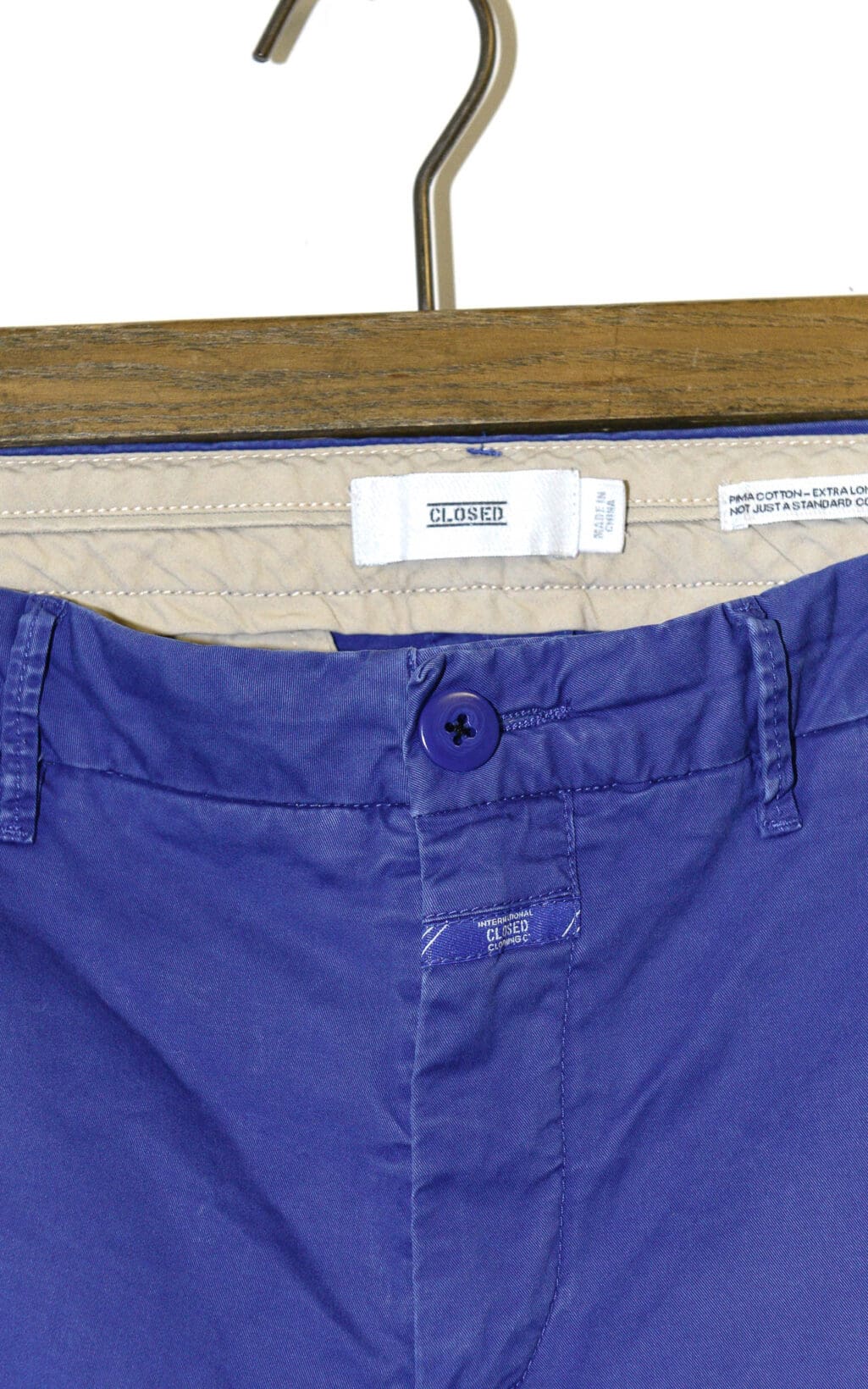 Vibrante Closed Chino Jack Hose in kr&auml;ftigem Blau. Ein stilvolles Secondhand Designerst&uuml;ck, das mit seinem modernen Schnitt und der frischen Farbe perfekt f&uuml;r legere, trendige Outfits geeignet ist.