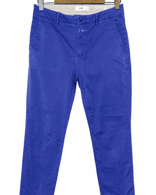 Vibrante Closed Chino Jack Hose in kr&auml;ftigem Blau. Ein stilvolles Secondhand Designerst&uuml;ck, das mit seinem modernen Schnitt und der frischen Farbe perfekt f&uuml;r legere, trendige Outfits geeignet ist.