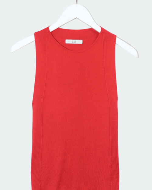 co top secondhand silk-1-Photoroom_11zon Ärmelloses rotes Top von CO aus feinem Seidenstrick, schlicht geschnitten, auf einem weißen Kleiderbügel vor hellem Hintergrund präsentiert.