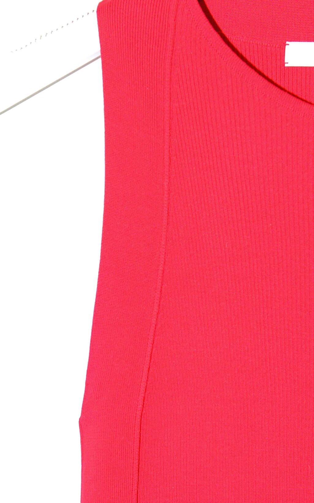 &Auml;rmelloses rotes Top von CO aus feinem Seidenstrick, schlicht geschnitten, auf einem wei&szlig;en Kleiderb&uuml;gel vor hellem Hintergrund pr&auml;sentiert.