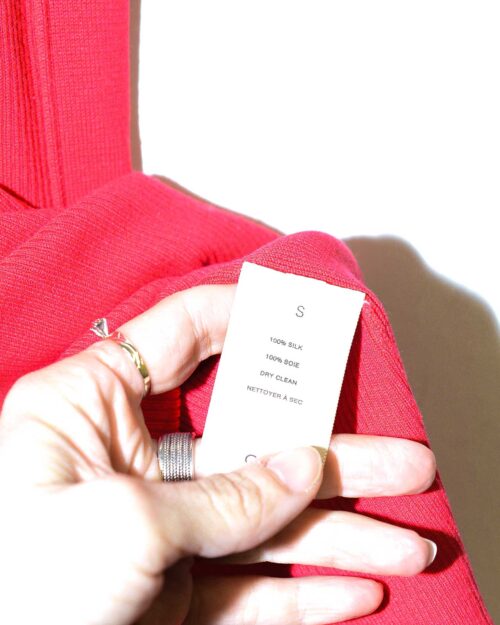 Ärmelloses rotes Top von CO aus feinem Seidenstrick, schlicht geschnitten, auf einem weißen Kleiderbügel vor hellem Hintergrund präsentiert.