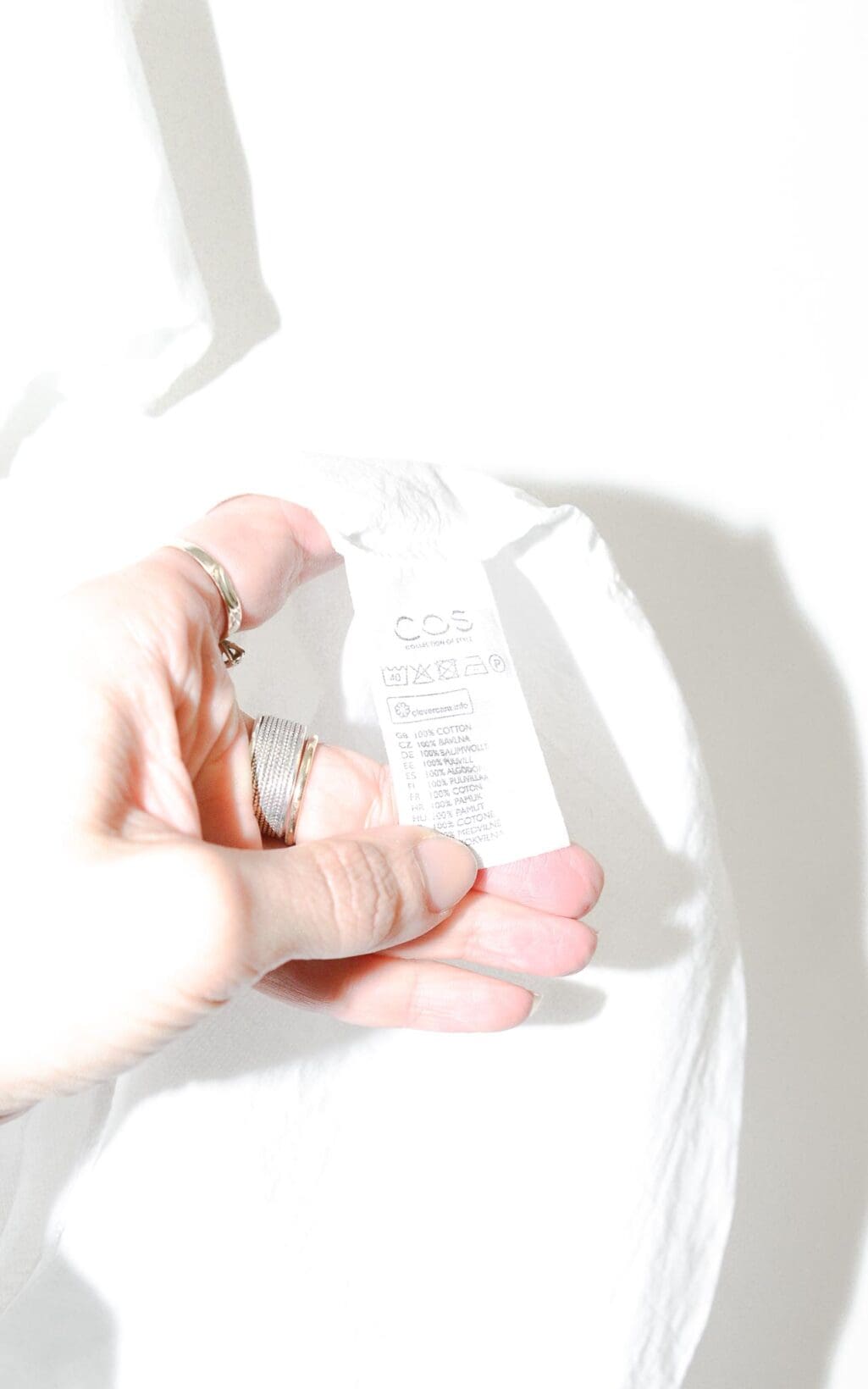 Wei&szlig;es, lockeres T-Shirt von COS mit Brusttasche, leicht transparentem Stoff und rundem Ausschnitt, Secondhand.