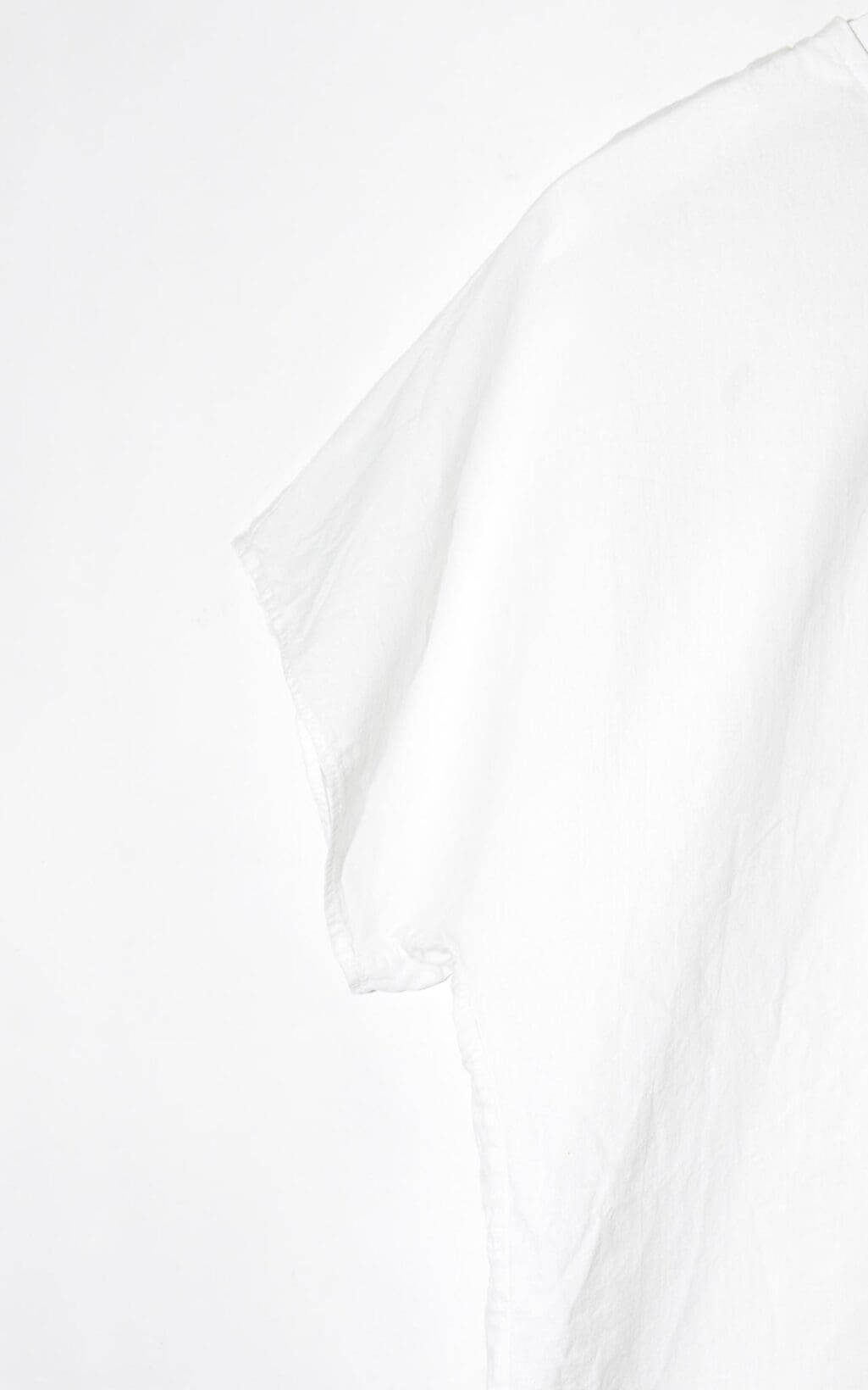 Wei&szlig;es, lockeres T-Shirt von COS mit Brusttasche, leicht transparentem Stoff und rundem Ausschnitt, Secondhand.