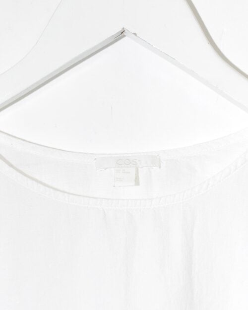 Weißes, lockeres T-Shirt von COS mit Brusttasche, leicht transparentem Stoff und rundem Ausschnitt, Secondhand.