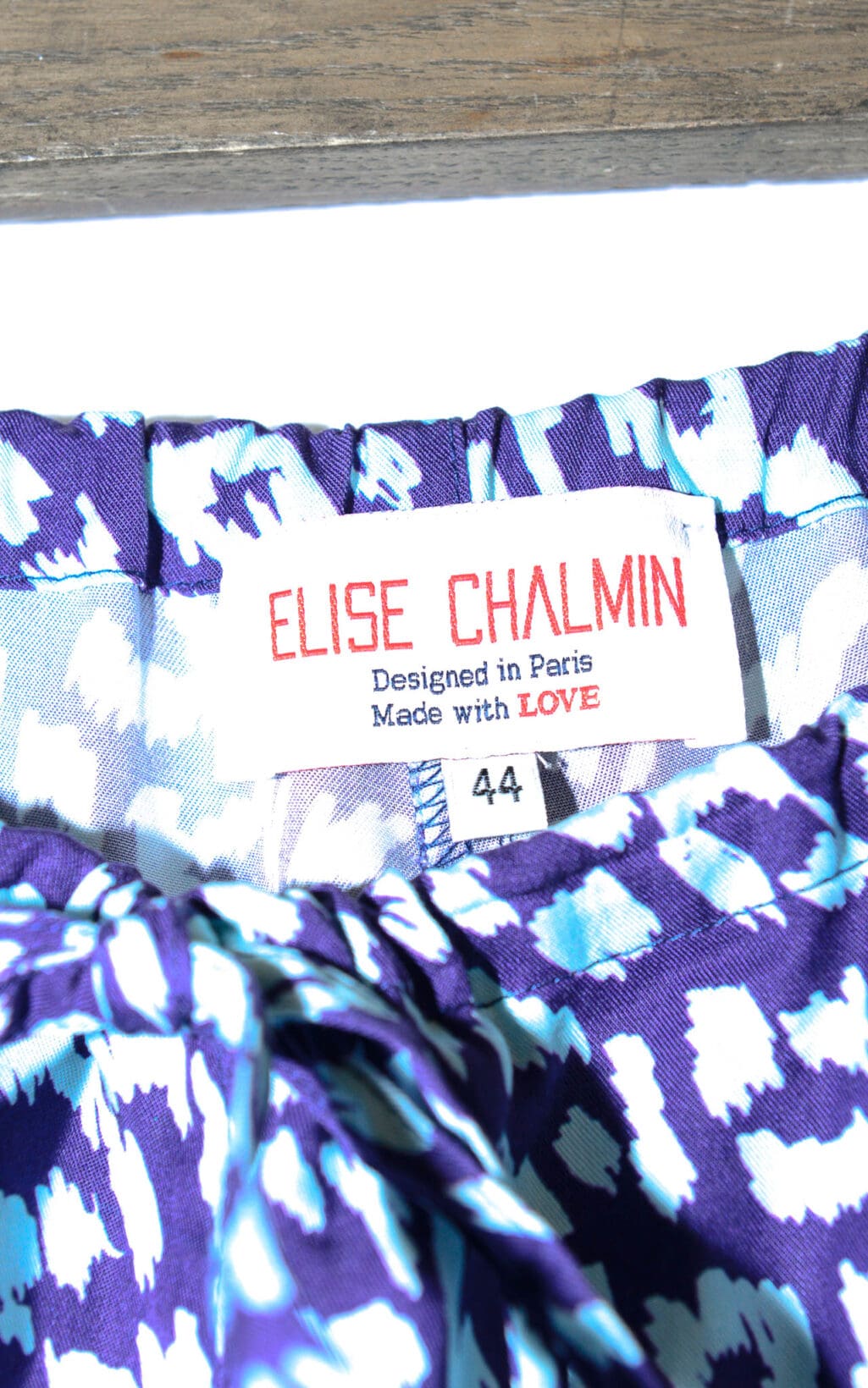 Modische Elise Chalmin Leo Hose mit modernem Leopardenmuster in Blau und Wei&szlig;. Ein l&auml;ssiges, aber stilvolles Secondhand Designerst&uuml;ck, ideal f&uuml;r entspannte Tage oder als Hingucker im Alltag.