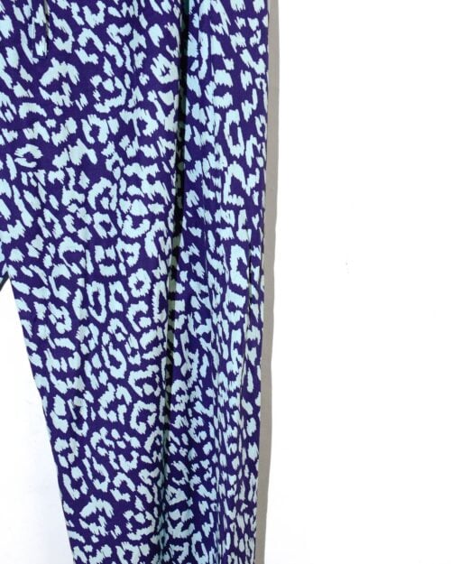 Modische Elise Chalmin Leo Hose mit modernem Leopardenmuster in Blau und Wei&szlig;. Ein l&auml;ssiges, aber stilvolles Secondhand Designerst&uuml;ck, ideal f&uuml;r entspannte Tage oder als Hingucker im Alltag.