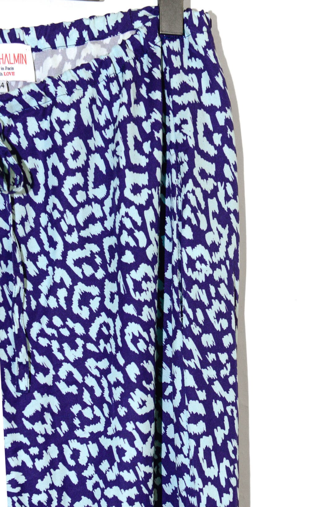 Modische Elise Chalmin Leo Hose mit modernem Leopardenmuster in Blau und Wei&szlig;. Ein l&auml;ssiges, aber stilvolles Secondhand Designerst&uuml;ck, ideal f&uuml;r entspannte Tage oder als Hingucker im Alltag.