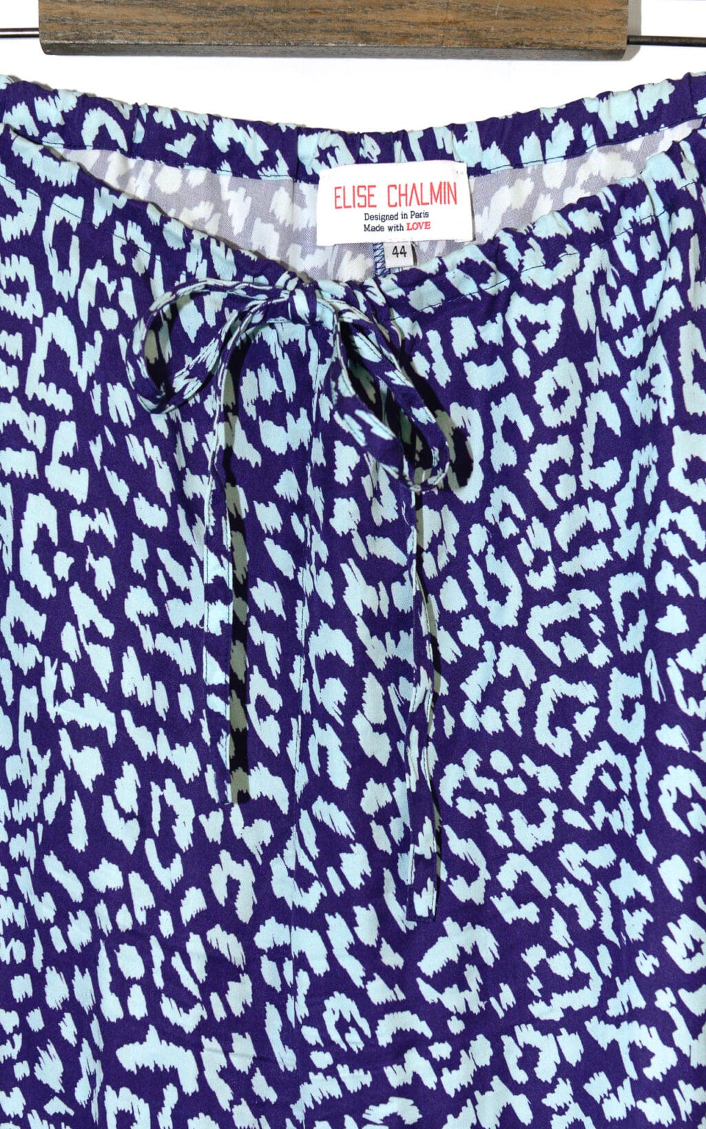 Modische Elise Chalmin Leo Hose mit modernem Leopardenmuster in Blau und Wei&szlig;. Ein l&auml;ssiges, aber stilvolles Secondhand Designerst&uuml;ck, ideal f&uuml;r entspannte Tage oder als Hingucker im Alltag.