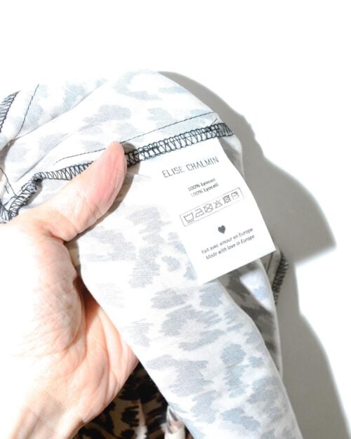 Modische Elise Chalmin Leo Hose mit modernem Leopardenmuster in Beige und Wei&szlig;. Ein l&auml;ssiges, aber stilvolles Secondhand Designerst&uuml;ck, ideal f&uuml;r entspannte Tage oder als Hingucker im Alltag.