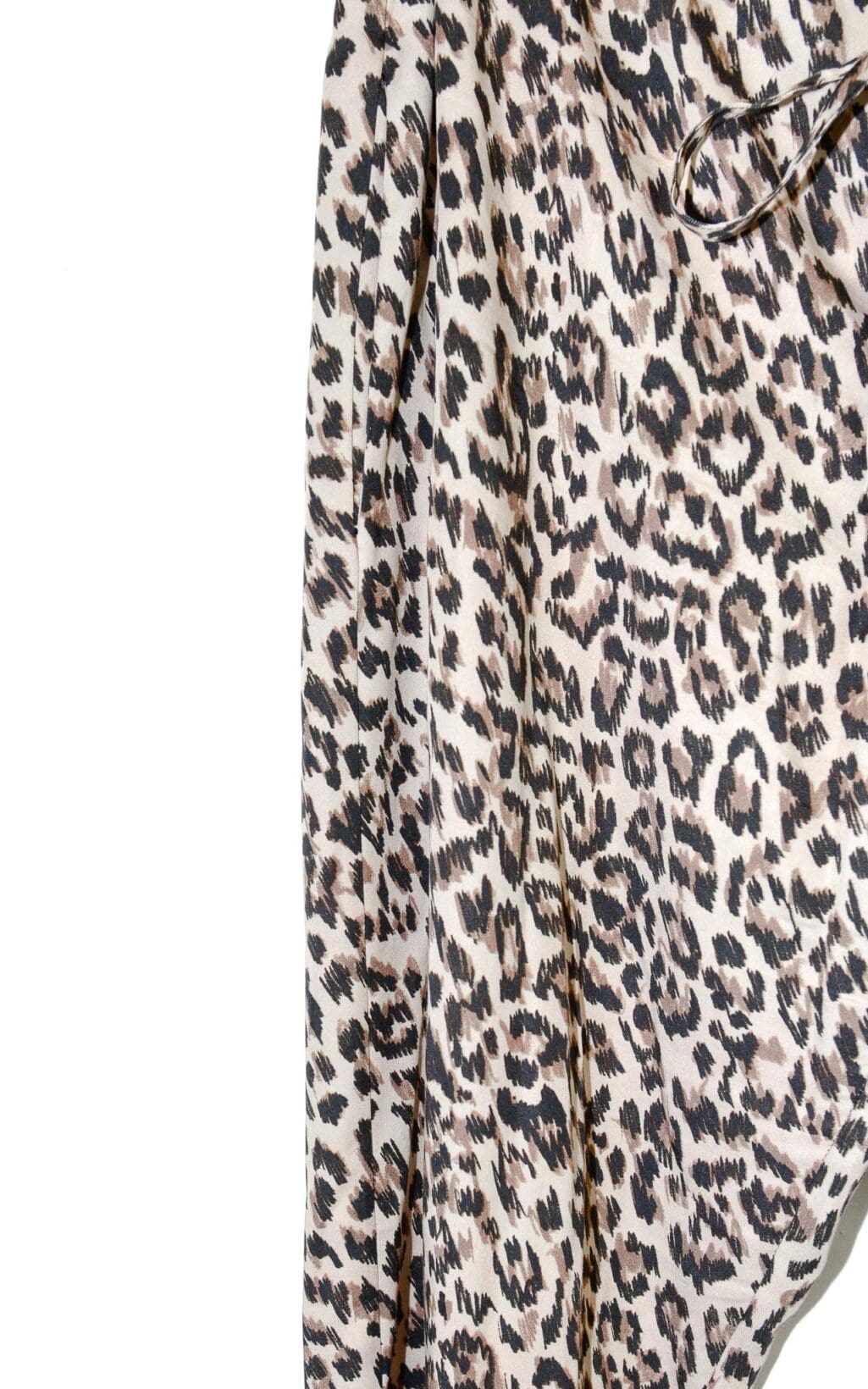 Modische Elise Chalmin Leo Hose mit modernem Leopardenmuster in Beige und Wei&szlig;. Ein l&auml;ssiges, aber stilvolles Secondhand Designerst&uuml;ck, ideal f&uuml;r entspannte Tage oder als Hingucker im Alltag.