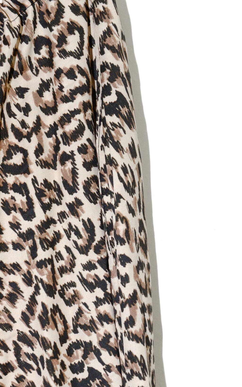 Modische Elise Chalmin Leo Hose mit modernem Leopardenmuster in Beige und Wei&szlig;. Ein l&auml;ssiges, aber stilvolles Secondhand Designerst&uuml;ck, ideal f&uuml;r entspannte Tage oder als Hingucker im Alltag.