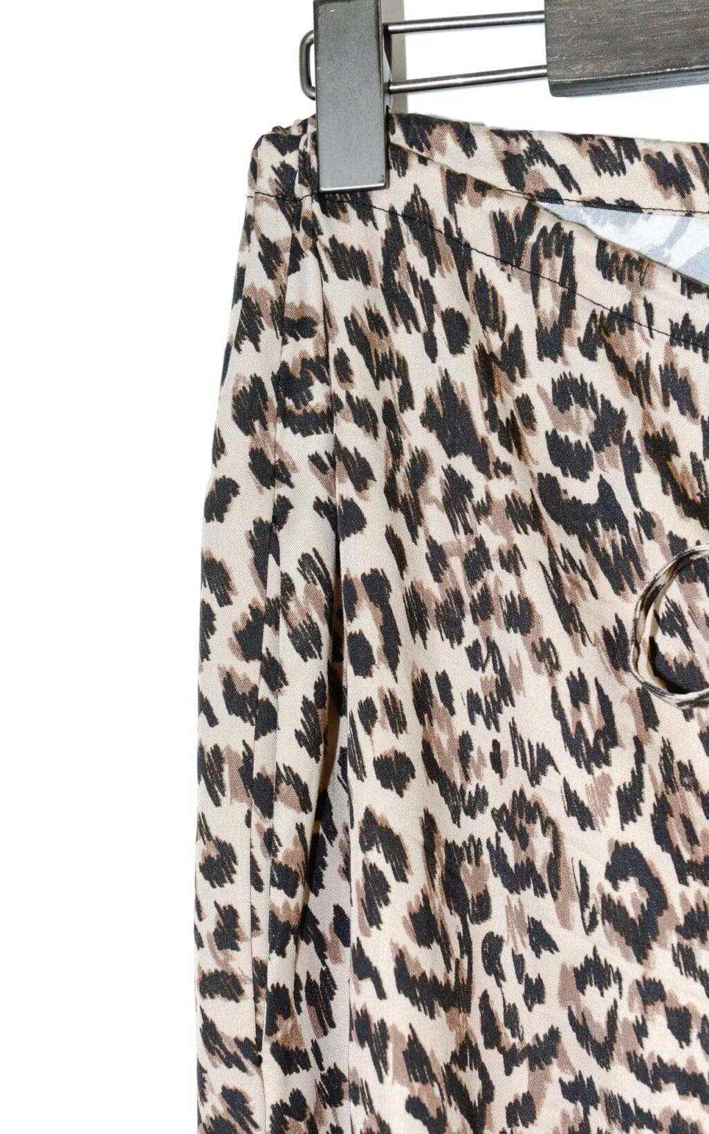 Modische Elise Chalmin Leo Hose mit modernem Leopardenmuster in Beige und Wei&szlig;. Ein l&auml;ssiges, aber stilvolles Secondhand Designerst&uuml;ck, ideal f&uuml;r entspannte Tage oder als Hingucker im Alltag.