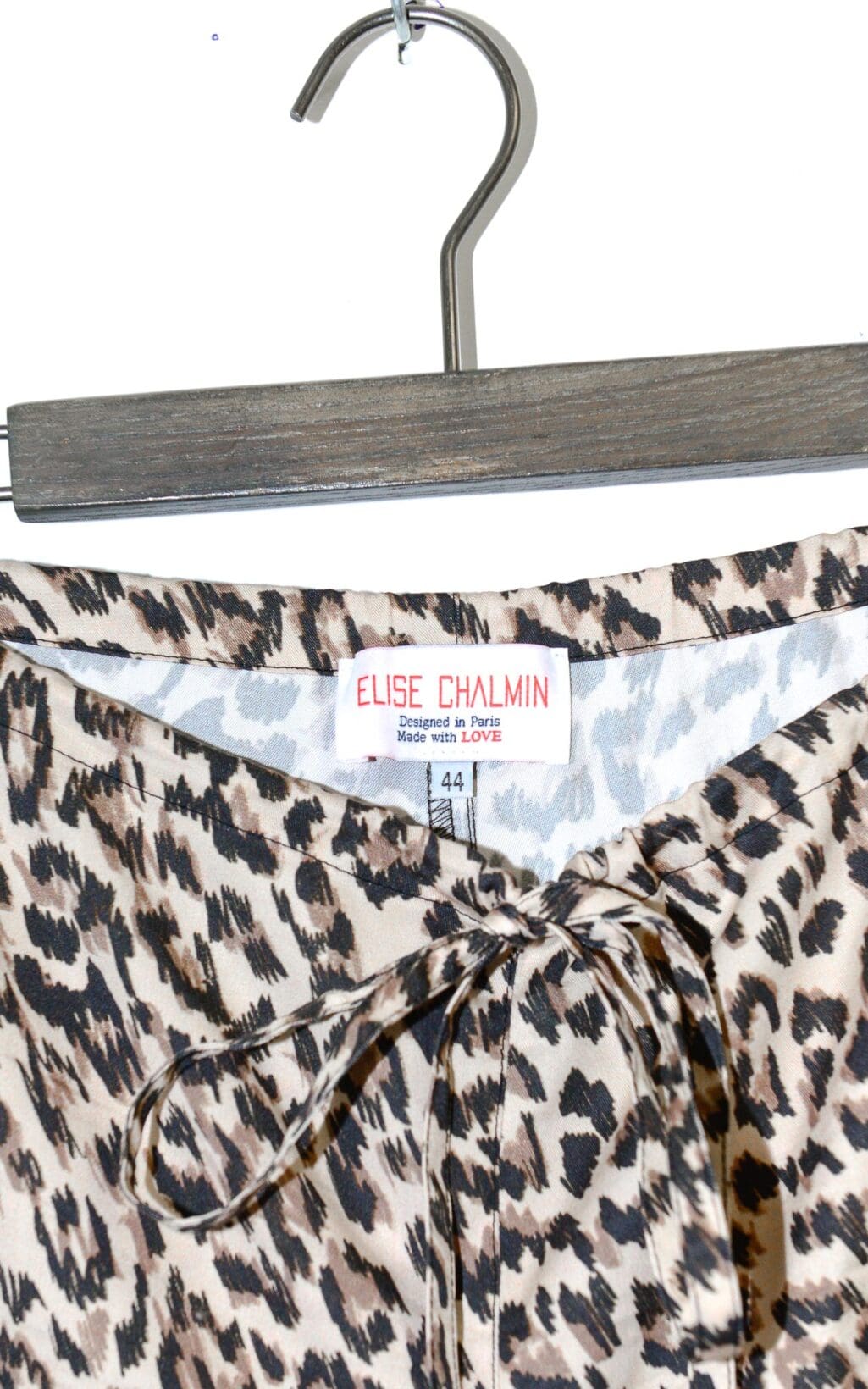 Modische Elise Chalmin Leo Hose mit modernem Leopardenmuster in Beige und Wei&szlig;. Ein l&auml;ssiges, aber stilvolles Secondhand Designerst&uuml;ck, ideal f&uuml;r entspannte Tage oder als Hingucker im Alltag.