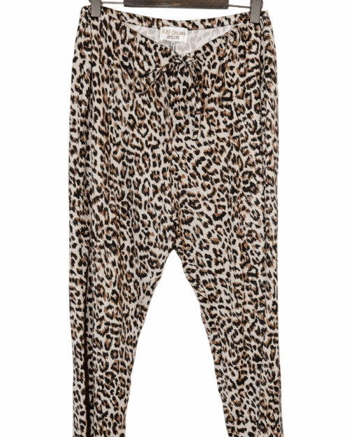 Modische Elise Chalmin Leo Hose mit modernem Leopardenmuster in Beige und Wei&szlig;. Ein l&auml;ssiges, aber stilvolles Secondhand Designerst&uuml;ck, ideal f&uuml;r entspannte Tage oder als Hingucker im Alltag.