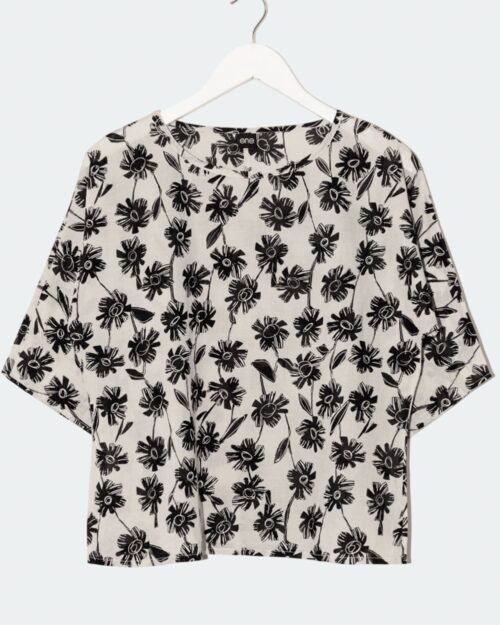 Das Sne Top – Gr. L ist ein kurzärmliges weißes T-Shirt mit schwarzem Blumenmuster, das auf einem weißen Kleiderbügel vor einem schlichten hellen Hintergrund abgebildet ist. Das Sne Top – Gr. L ist ein kurzärmliges weißes T-Shirt mit schwarzem Blumenmuster, das auf einem weißen Kleiderbügel vor einem schlichten hellen Hintergrund abgebildet ist.