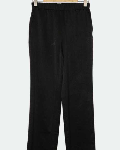 Maxmara Leisure Hose in Gr&ouml;&szlig;e S, schwarze Hose mit geradem Bein und elastischem Bund, pr&auml;sentiert auf einem Holzb&uuml;gel vor einem schlichten wei&szlig;en Hintergrund.