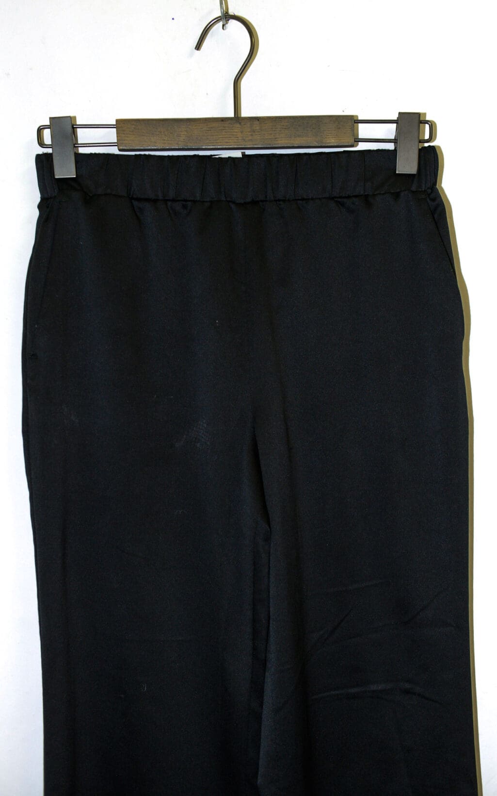 Bei der Maxmara Leisure Hose in Gr&ouml;&szlig;e S handelt es sich um eine schlichte schwarze Hose mit elastischem Bund, die auf einem Kleiderb&uuml;gel vor wei&szlig;em Hintergrund pr&auml;sentiert wird.