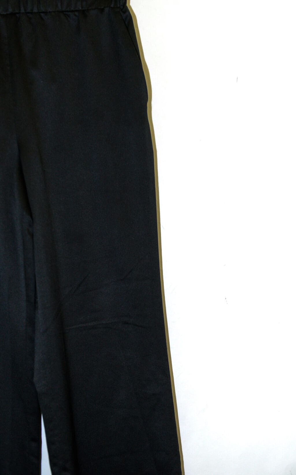 Die Maxmara Leisure Hose in Gr&ouml;&szlig;e S ist in Schwarz auf schlichtem wei&szlig;em Hintergrund abgebildet, wobei nur die linke Seite der Hose mit Bund und vollem Bein sichtbar ist.