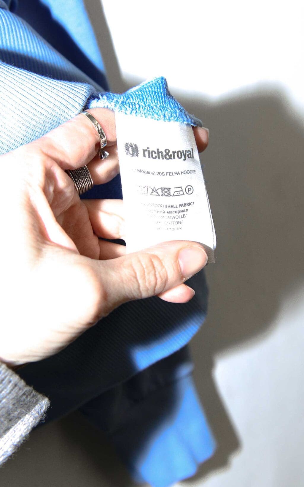 Blauer Secondhand Hoodie von Rich&Royal, Modell Felpa in Blau.
