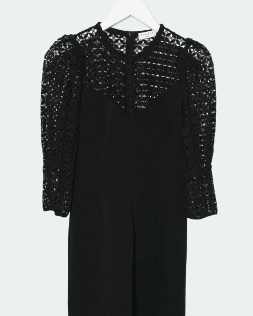 sandro secondhand kleid-1-Photoroom Schwarzes Secondhand Kleid von Sandro mit Spitzenoberteil, 3/4-Ärmeln und tailliertem Schnitt, auf einem weißen Kleiderbügel vor hellem Hintergrund präsentiert.