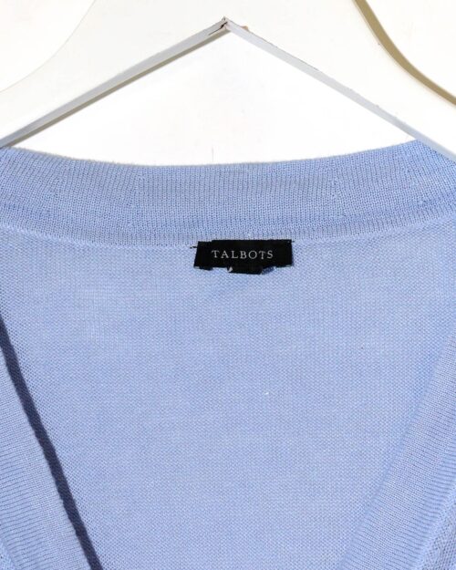 Nahaufnahme eines hellblauen Talbots-Cardigans (Gr&ouml;&szlig;e L), der auf einem wei&szlig;en Kleiderb&uuml;gel vor einem wei&szlig;en Hintergrund h&auml;ngt, Etikett sichtbar.