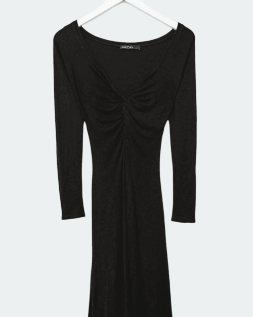 MARC CAIN KLEID SCHWARZ-Photoroom Schwarzes Marc Cain Kleid aus Modal und Seide mit Raffung im Brustbereich, langärmelig, figurbetont geschnitten, auf weißem Hintergrund hängend.