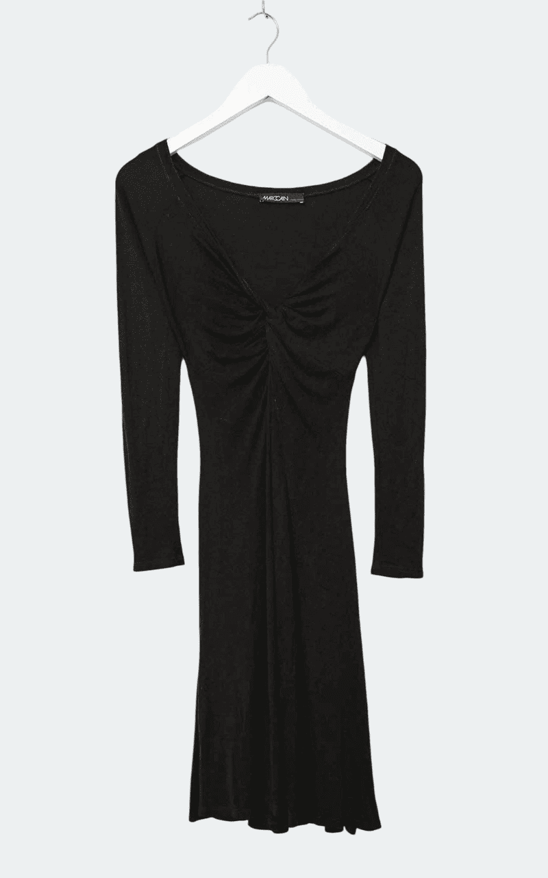 Schwarzes Marc Cain Kleid aus Modal und Seide mit Raffung im Brustbereich, langärmelig, figurbetont geschnitten, auf weißem Hintergrund hängend.