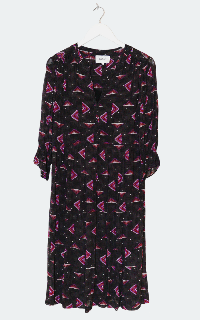 Das Ba&sh Calliope Kleid (Gr. 40) ist ein schwarzes knielanges Kleid mit rosa-weißem geometrischem Muster, Dreiviertelärmeln und V-Ausschnitt, das auf einem weißen Kleiderbügel vor hellem Hintergrund abgebildet ist.