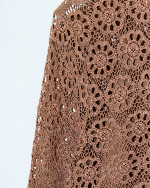 Nahaufnahme des Deen & Keenu Lace Crop Top (Gr. L): brauner Häkelstoff mit komplizierten kreisförmigen Blumenmotiven und offenen Spitzendetails vor einem schlichten hellen Hintergrund.