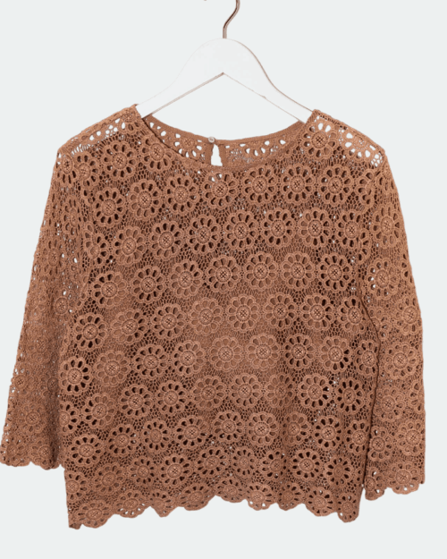 Das Deen & Keenu Top (Gr. L, neu) ist eine braune Häkelspitzenbluse mit Dreiviertelärmeln, Blumenmuster und gewelltem Saum und Bündchen, abgebildet auf einem weißen Kleiderbügel vor einem schlichten weißen Hintergrund. Das Deen & Keenu Top (Gr. L, neu) ist eine braune Häkelspitzenbluse mit Dreiviertelärmeln, Blumenmuster und gewelltem Saum und Bündchen, abgebildet auf einem weißen Kleiderbügel vor einem schlichten weißen Hintergrund.