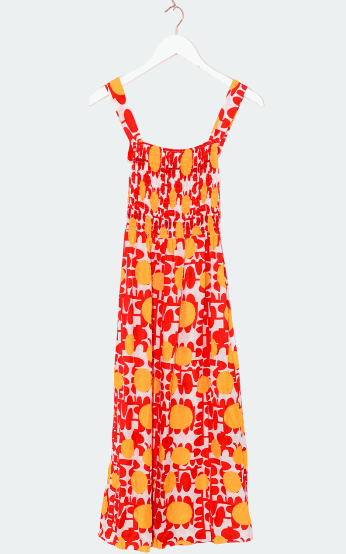 Das Maxikleid von Elise Chalmin Paris in Größe 40 ist ein ärmelloses, knielanges Kleid mit breiten Trägern, einem rot-gelben abstrakten Blumenmuster und einem elastischen, gesmokten Oberteil, das auf einem weißen Kleiderbügel vor hellem Hintergrund abgebildet ist.