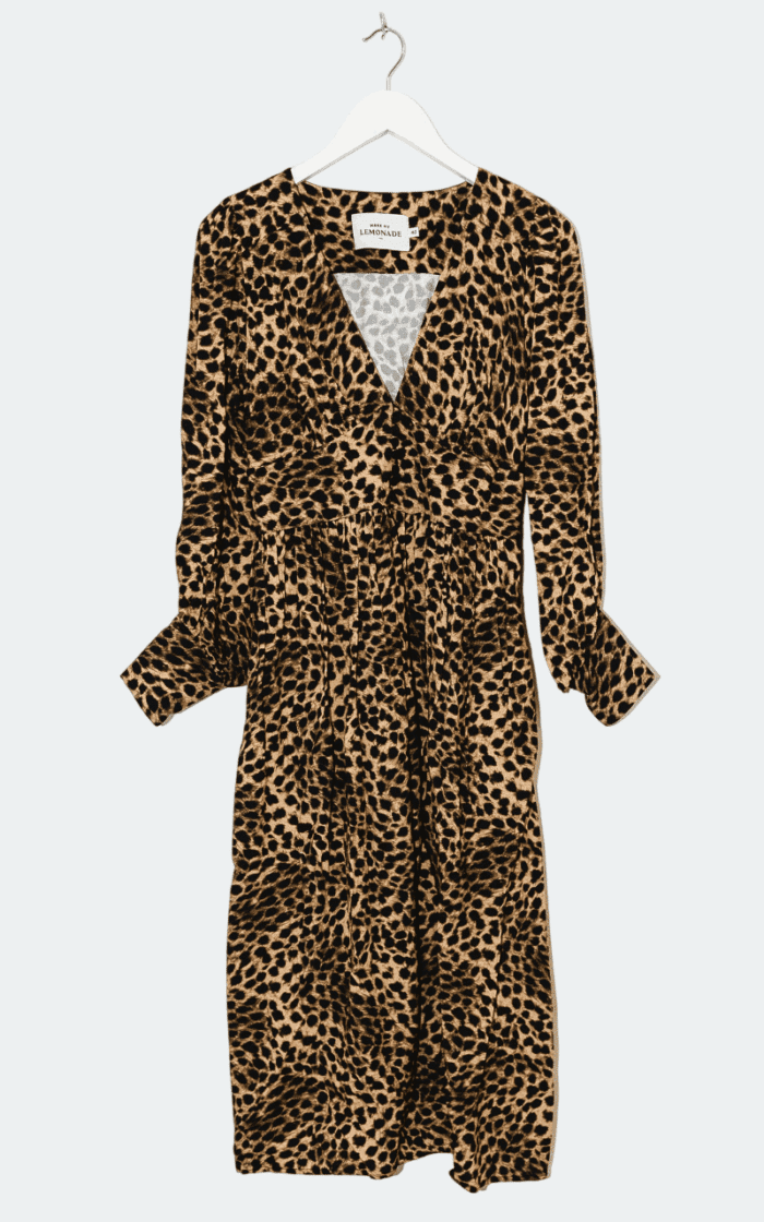Das Make my Lemonade Natacha Leo Kleid (Gr. 40) ist ein langärmliges, knielanges Kleid mit braun-schwarzem Leopardenmuster, das auf einem weißen Kleiderbügel vor einem schlichten weißen Hintergrund präsentiert wird.