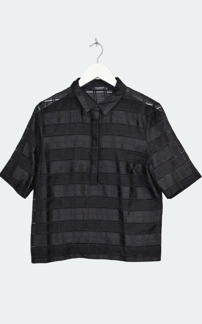 Globus „Doha“ Bluse in Größe 40: Schwarze Kurzarmbluse mit kariertem, transparentem Muster, Kragen und halber Knopfleiste, präsentiert auf weißem Bügel vor hellem Hintergrund.