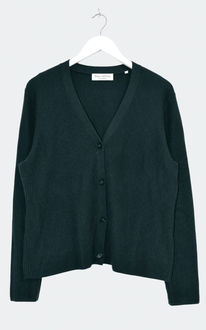 Auf einem weißen Kleiderbügel hängt vor hellem Untergrund eine dunkelgrüne Marc O'Polo Rippstrickjacke (Größe 40) mit langen Ärmeln, V-Ausschnitt und vier schwarzen Knöpfen vorne.