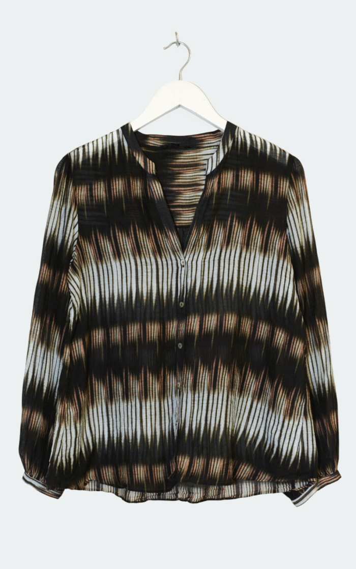 Massimo Dutti Bluse, Gr. 40: Langarmbluse mit schwarz-weiß-beigem Batikmuster, V-Ausschnitt mit Knöpfen, lockere Passform. Präsentiert auf einem weißen Kleiderbügel vor hellem Hintergrund.