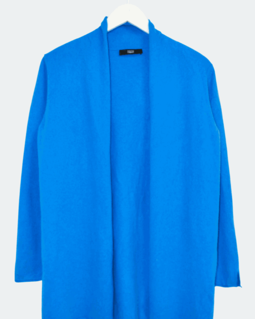 Eine Steffen Schraut Strickjacke in Gr&ouml;&szlig;e 40 in leuchtendem Blau mit offener Front und langen &Auml;rmeln wird auf einem wei&szlig;en B&uuml;gel vor einem schlichten wei&szlig;en Hintergrund pr&auml;sentiert.