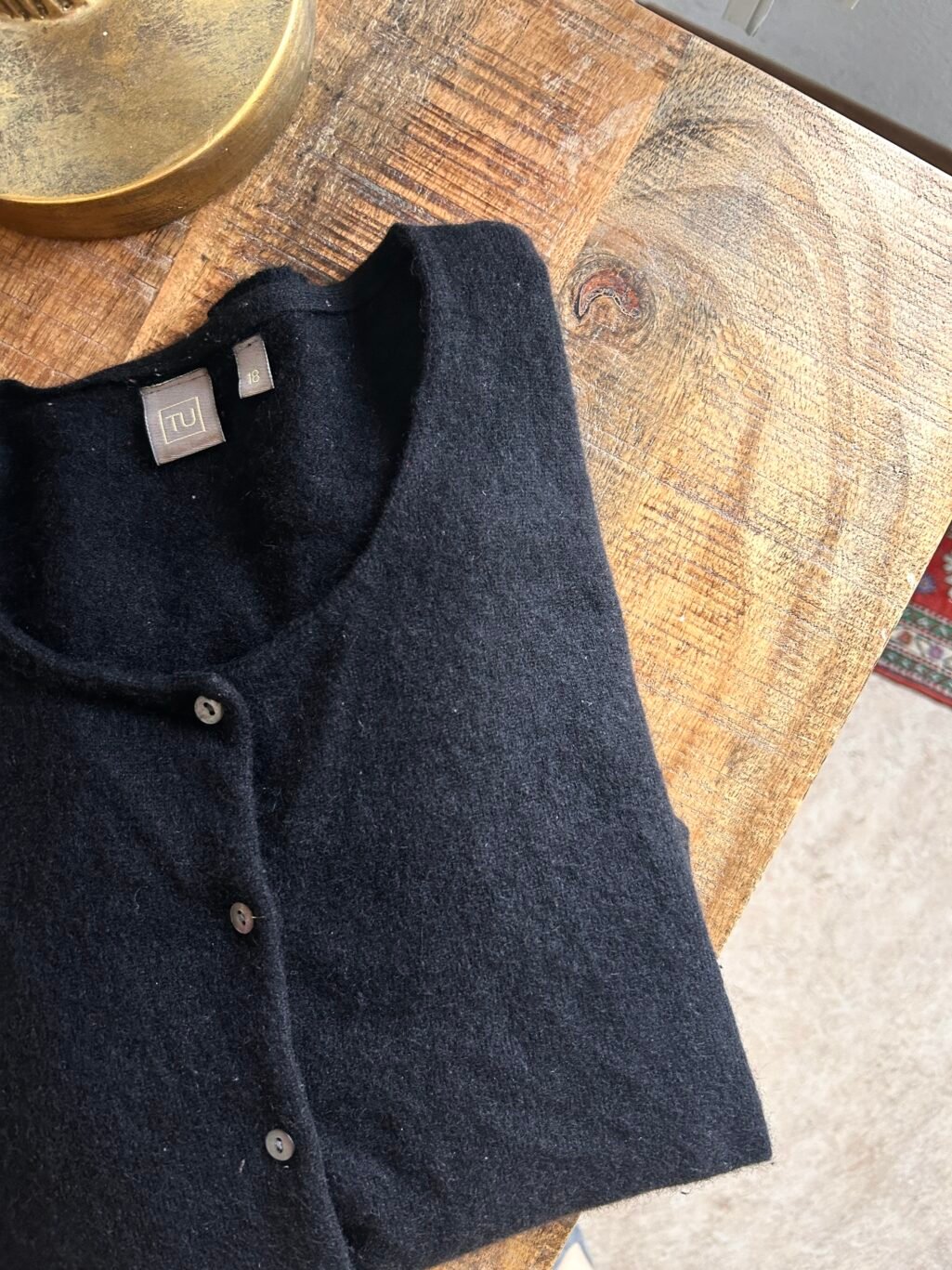 Schwarzer Cardigan mit Knopfleiste, vermutlich aus weichem, flauschigem Material.