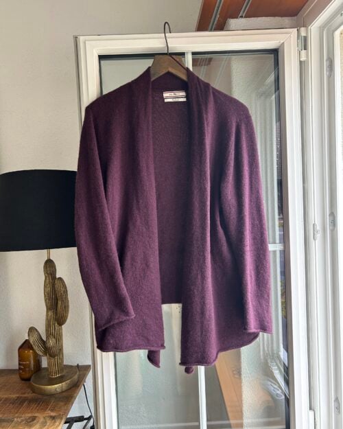 Dunkelvioletter Cardigan aus weichem Stoff, mit schlichtem V-Ausschnitt gestaltet.