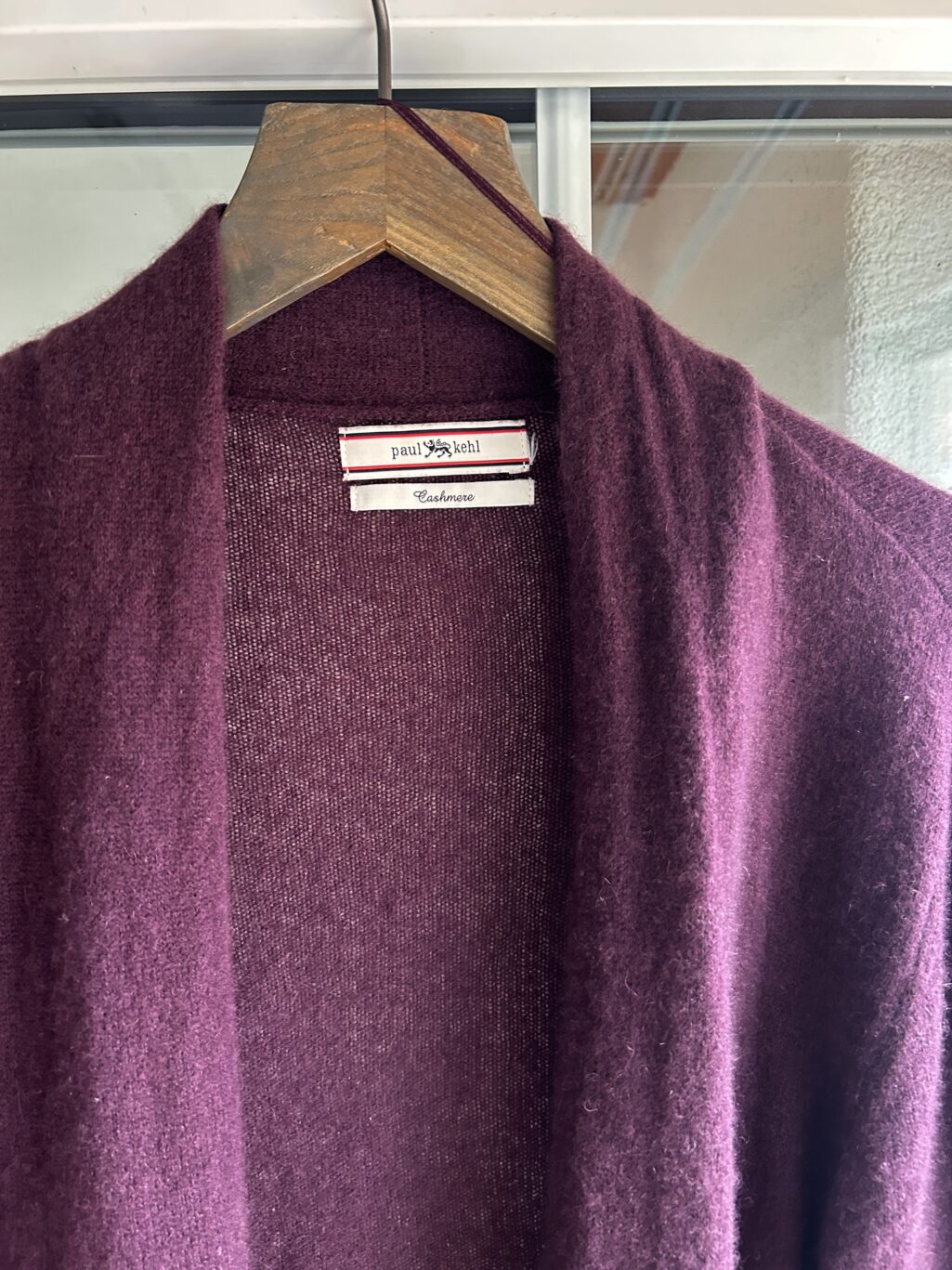 Dunkelvioletter Cardigan aus weichem Stoff, mit schlichtem V-Ausschnitt gestaltet.