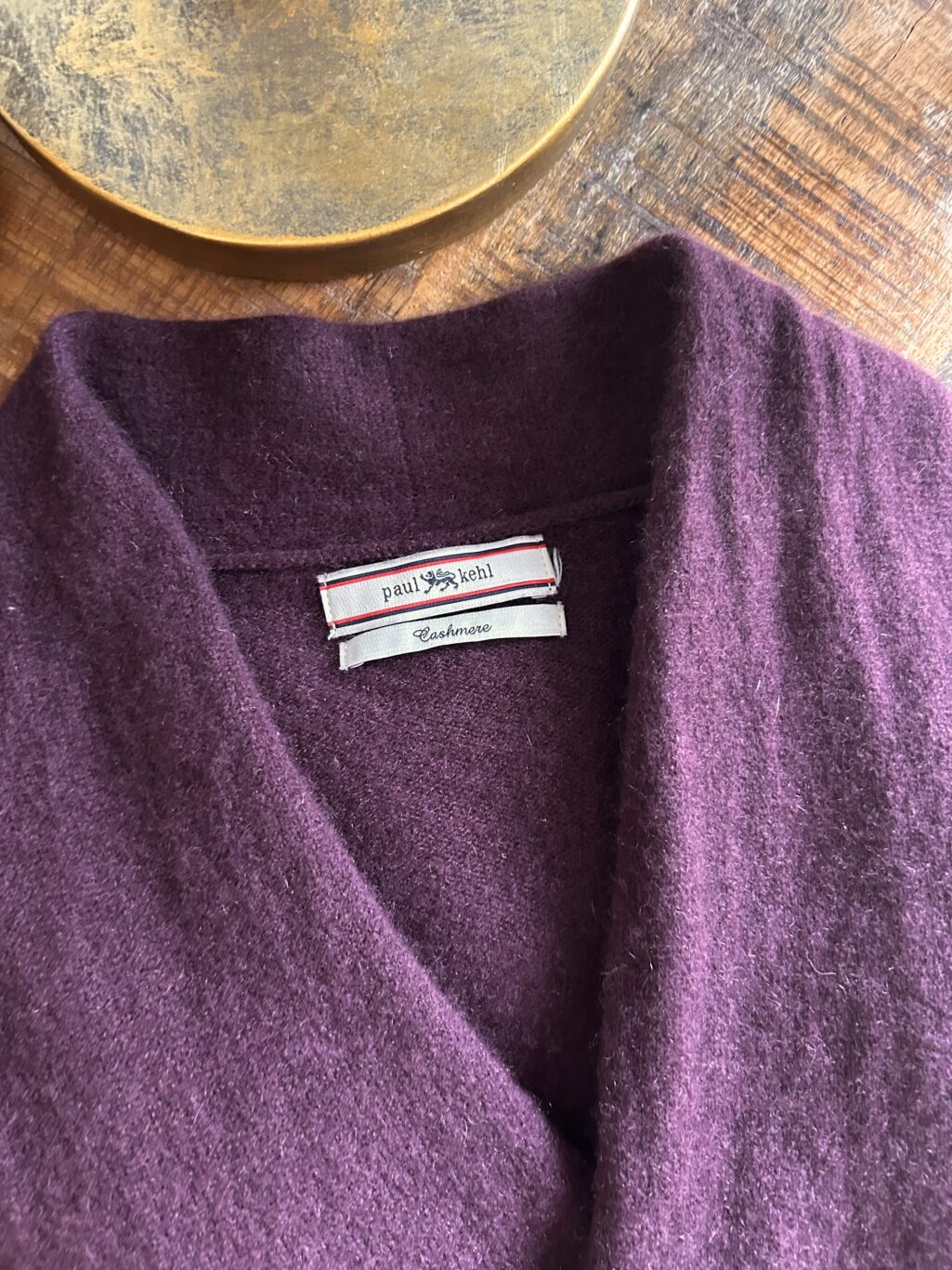 Dunkelvioletter Cardigan aus weichem Stoff, mit schlichtem V-Ausschnitt gestaltet.