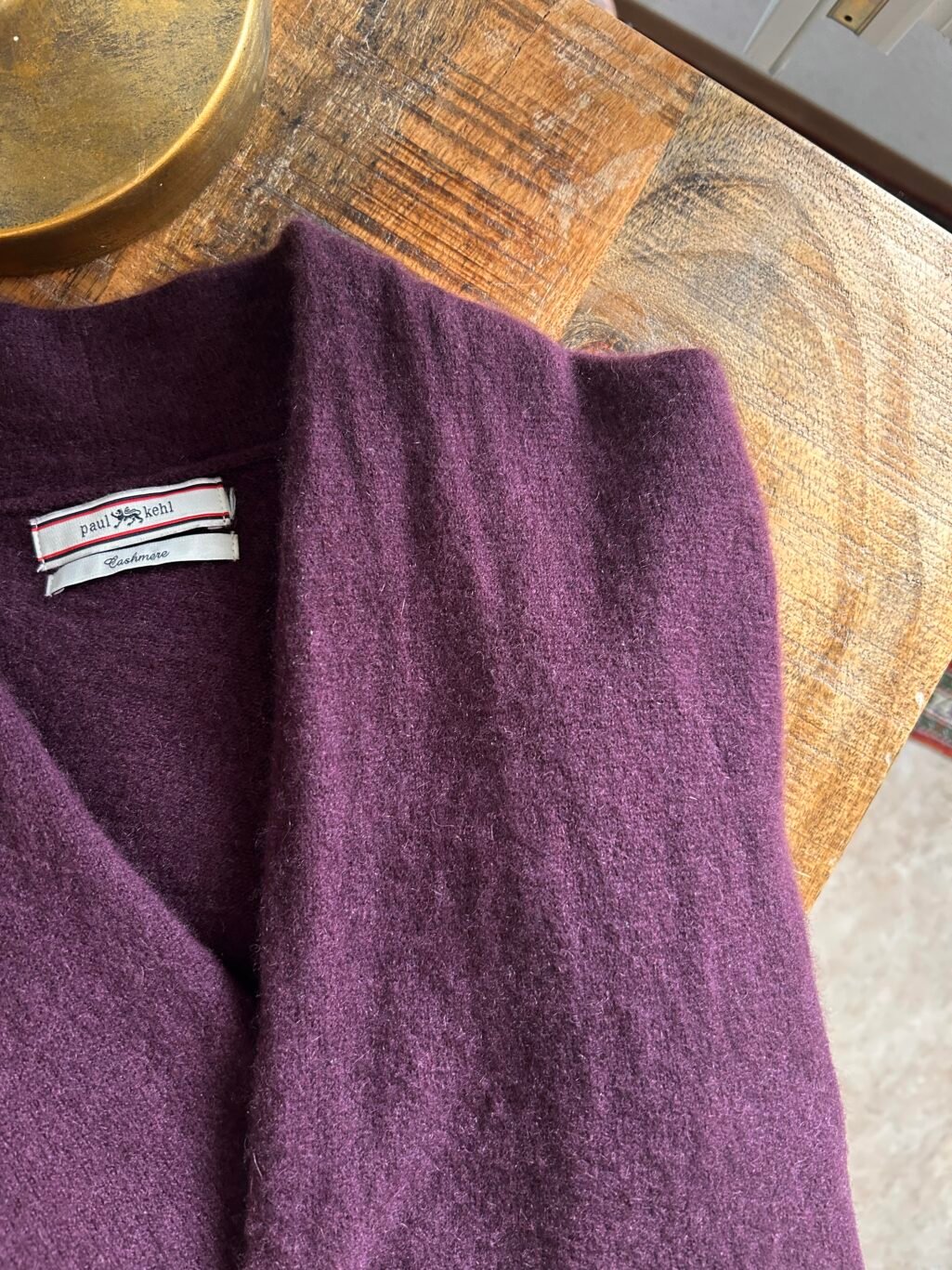 Dunkelvioletter Cardigan aus weichem Stoff, mit schlichtem V-Ausschnitt gestaltet.